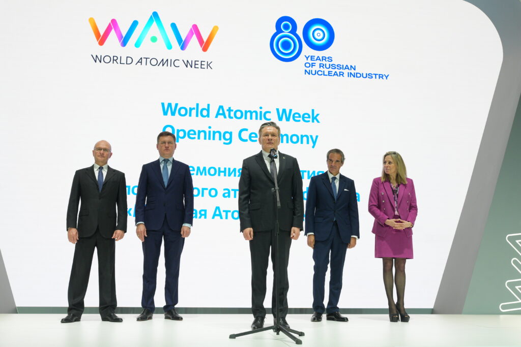 Ayollar siyish porno rasmlar Paypoq kiygan kotiba tort oyoqqa turib oldi.